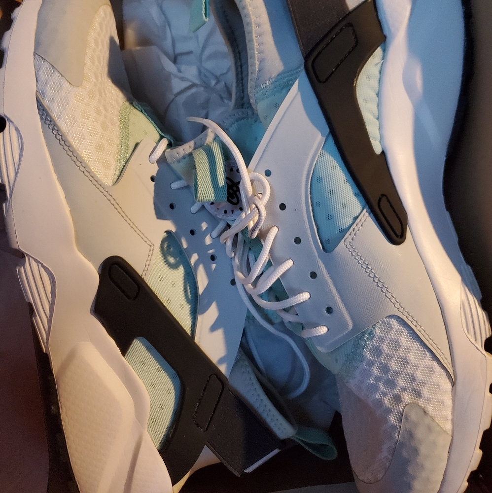 Nike size 10 men Huaraches